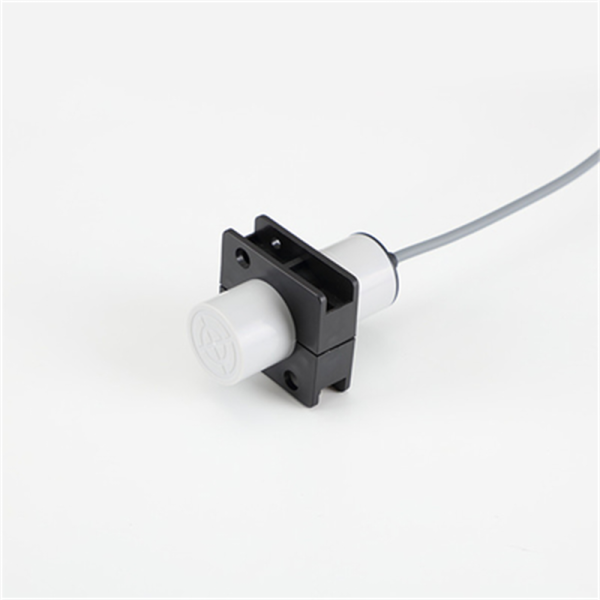 D34 PNP Capacitive Proximity Sensor DC Smooth Plastic Body For Liquid Level Detection